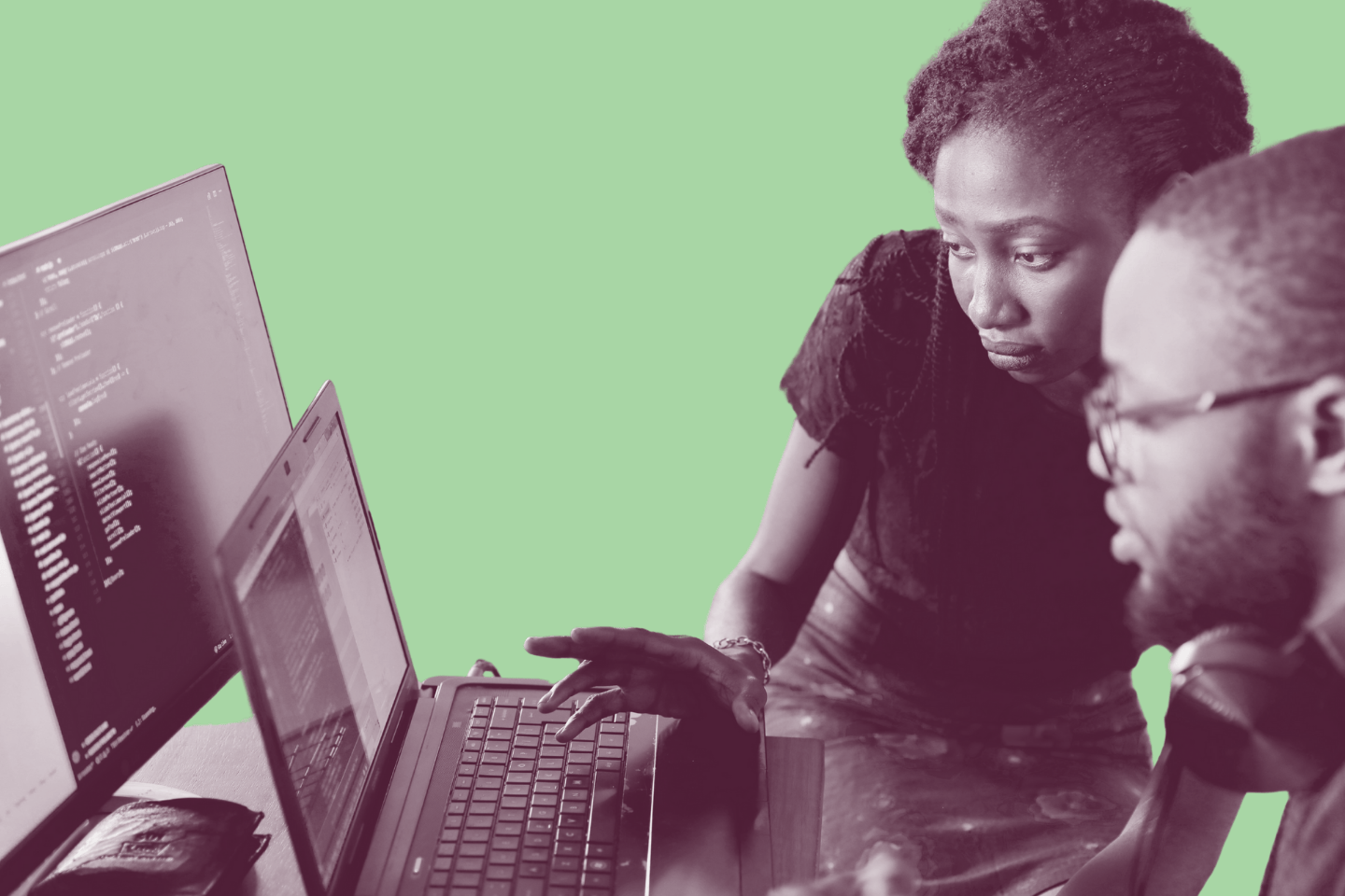 Womand and man looking at a laptop